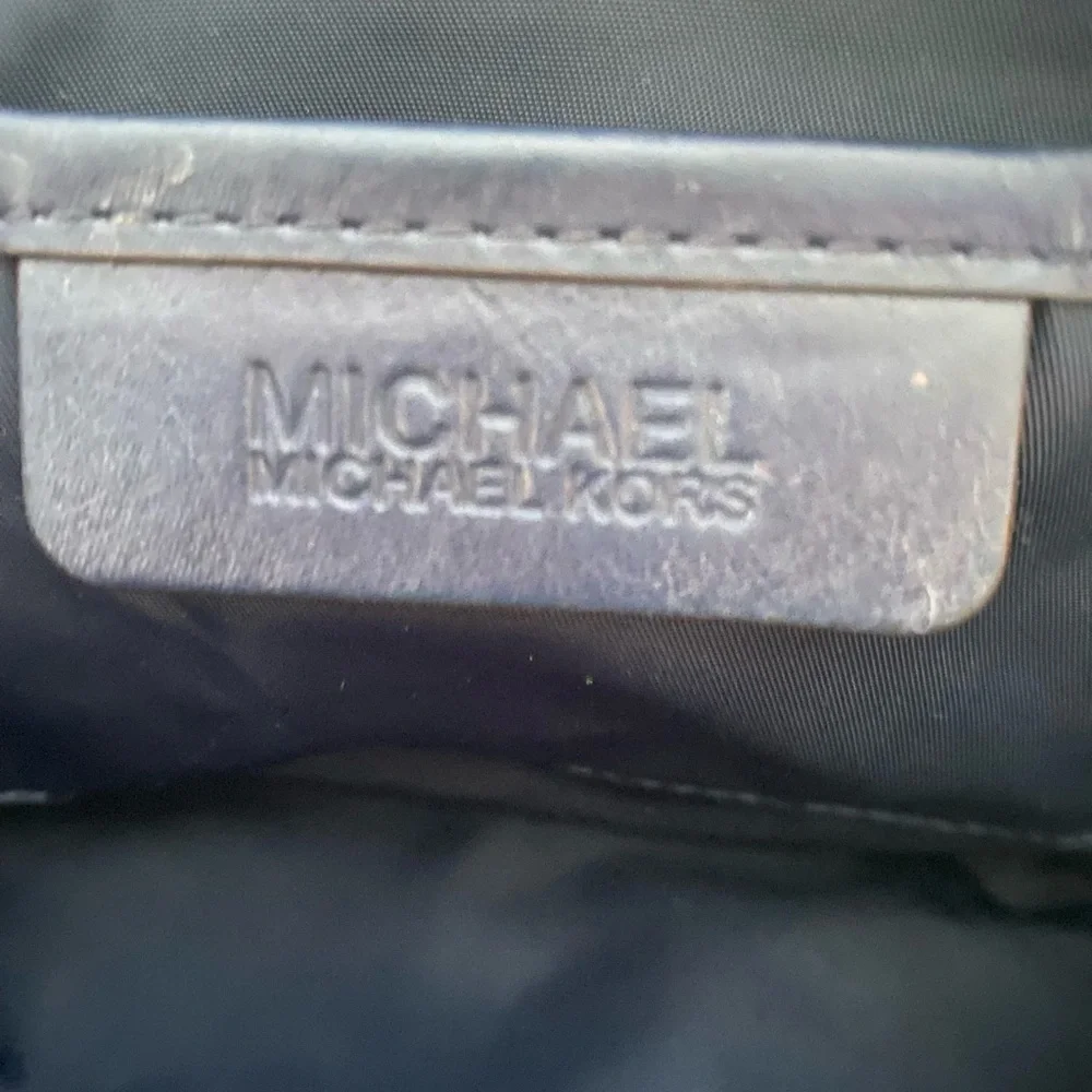 - Michael Kors cosmetics bag EXCELLENT USED CONDITION - Picture 5 of 5